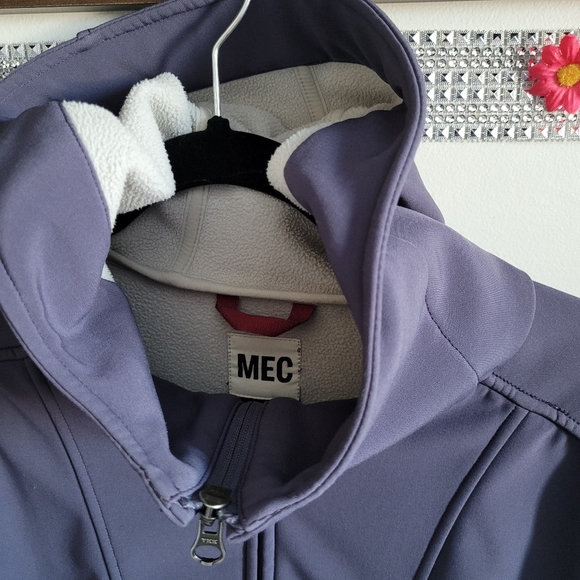 MEC Lined Jacket With Inside Pockets and Adjustable Hood Size Medium - Picture 3 of 7
